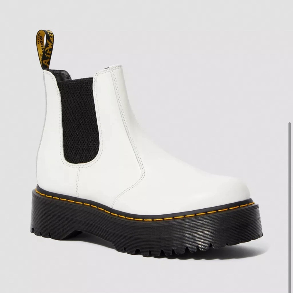 WOMENS DOC MARTENS 2976 SMOOTH LEATHER PLATFORM BOOTS